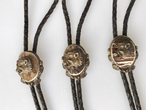 Cravată Americană Bolo Tie din Metal cu Motiv Cap de Mistreț