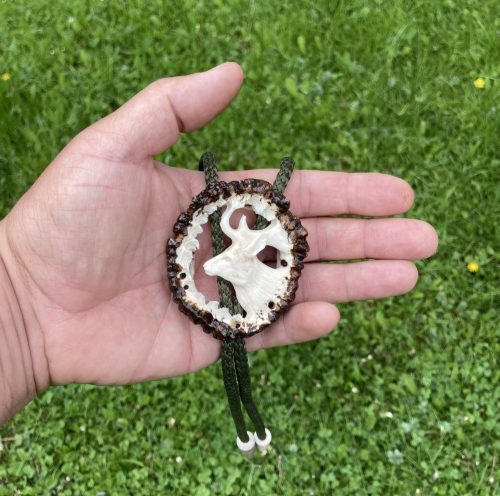 Cravată Americană Bolo din Corn de Cerb Carpatin – Sculptată Manual, Motiv Cerb, Cadou Premium pentru Vânători