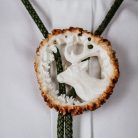Cravată Americană Bolo din Corn de Cerb Carpatin – Sculptată Manual, Motiv Cerb, Cadou Premium pentru Vânători