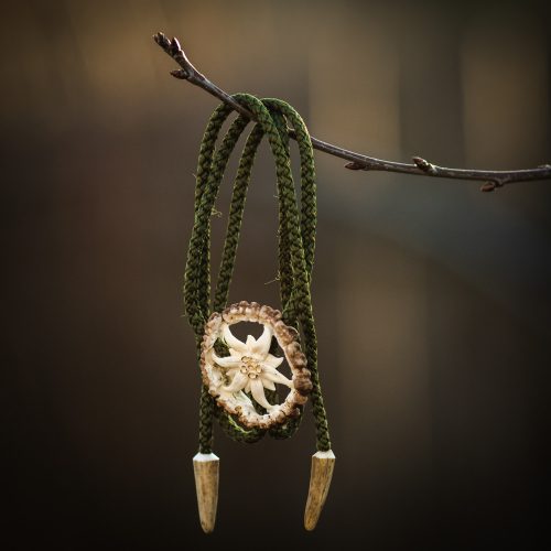Cravata americana bolo sculptata in corn de cerb carpatin motiv floare de colt, alba