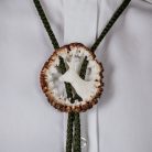 Cravata vanatoreasca tip bolo din corn rozeta de cerb sculptata manual motiv caprior, alba