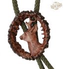 Cravata vanatoreasca tip bolo din corn rozeta de cerb sculptata manual motiv caprior, maro