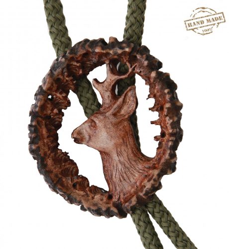 Cravata vanatoreasca tip bolo din corn rozeta de cerb sculptata manual motiv caprior, maro