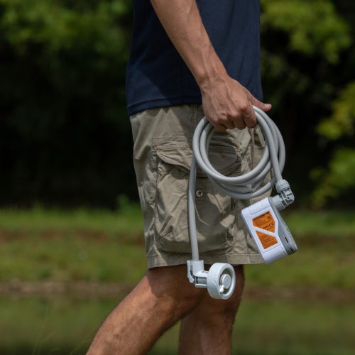Duș portabil reîncărcabil Flextail Max Shower pentru camping, IPX7, 3 l/min, alb